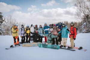 sciare in gruppo in giappone